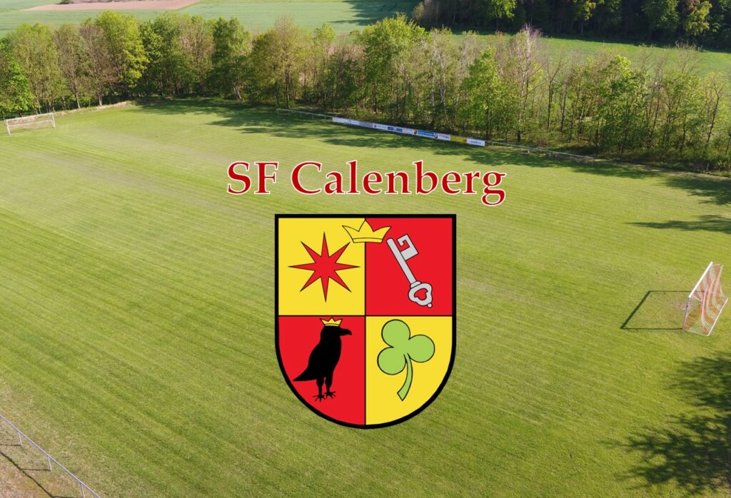 Der Calenberger Sportplatz mit Wappen des Vereins im Vordergrund.